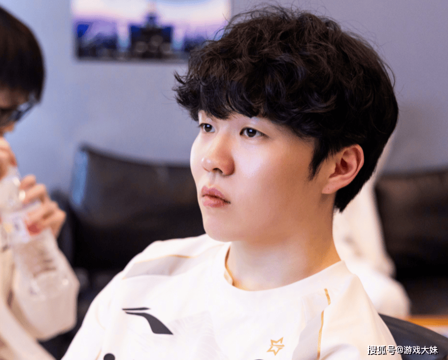 爱游戏体育-Rookie在RNG比赛中高光表现，逆转引发热议！的简单介绍