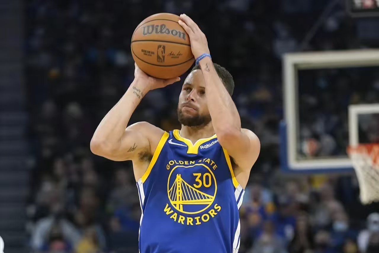 爱游戏-包含库里连续二十场比赛得分超过势不可挡，勇士挑战极限！的词条